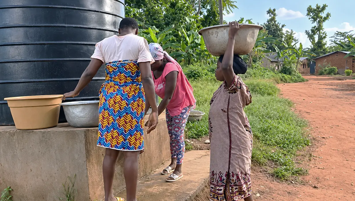 Women collecting water from a new storage tank